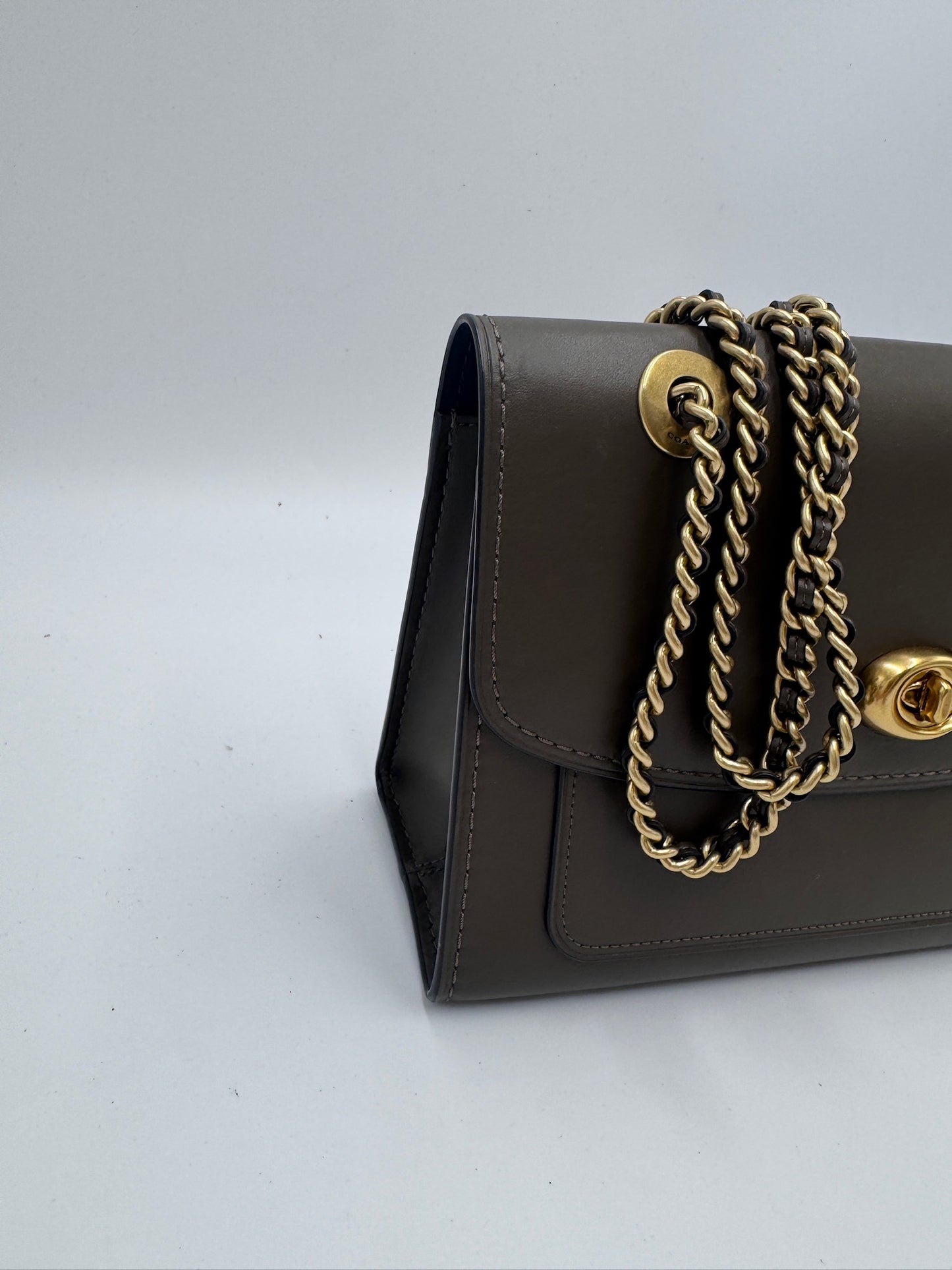 Detailaufnahme der Seitenansicht dieser Grün secondhand Schultertasche-Tasche.