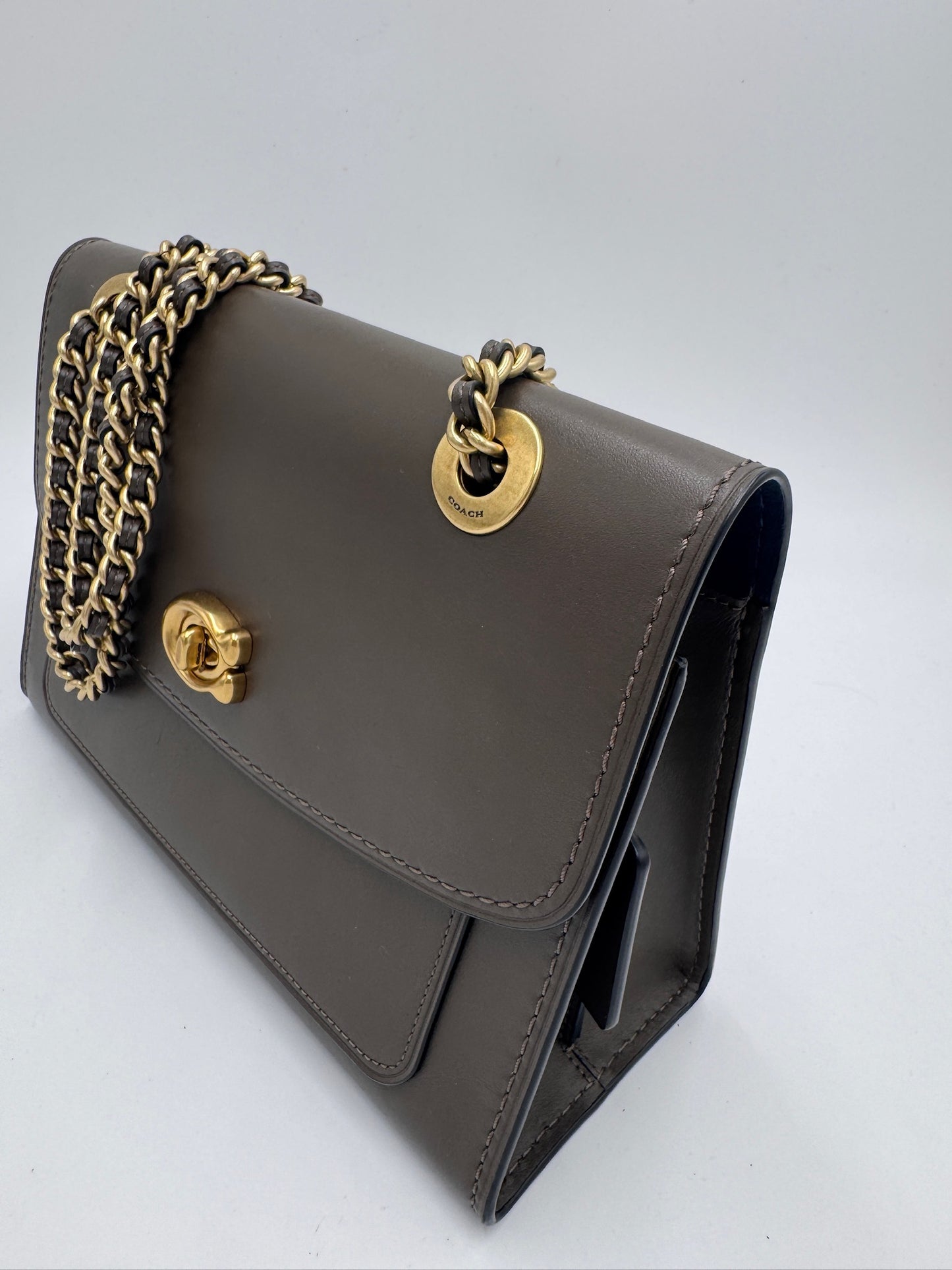 Detailaufnahme der Seitenansicht dieser Grün secondhand Schultertasche-Tasche.
