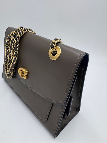 Detailaufnahme der Seitenansicht dieser Grün secondhand Schultertasche-Tasche.