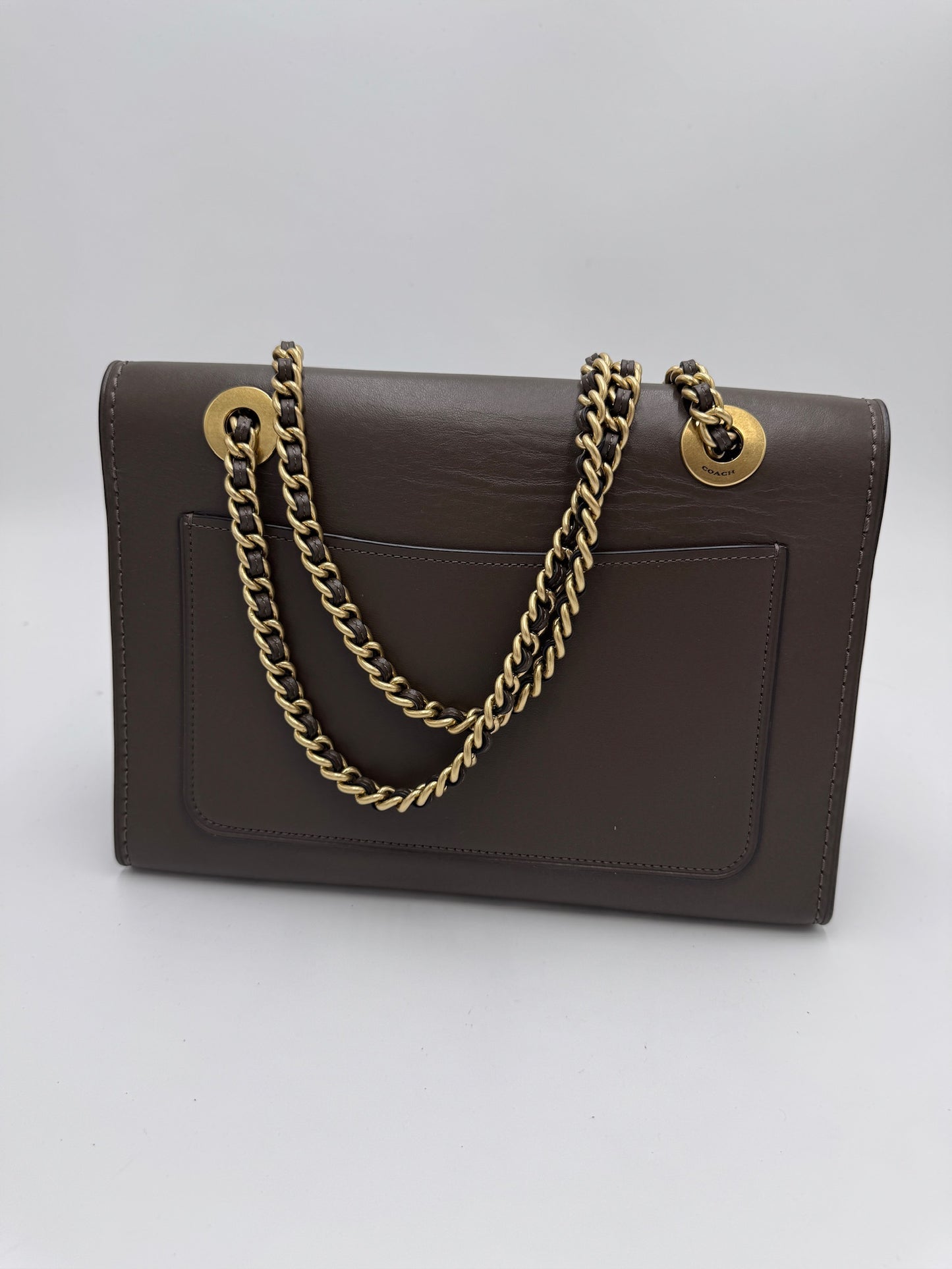 Hintere Perspektive dieser secondhand Coach Cassie in Grün.