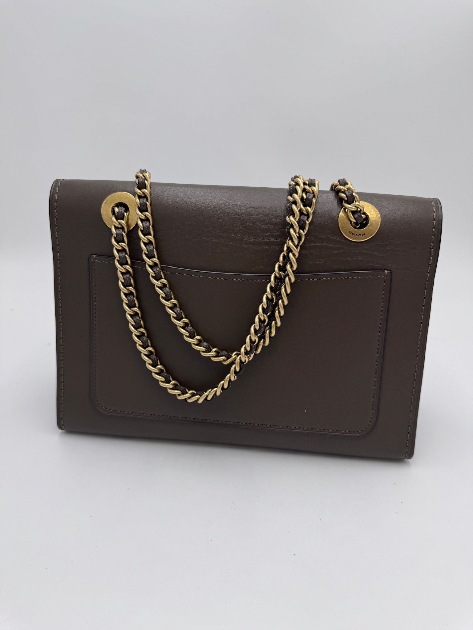 Hintere Perspektive dieser secondhand Coach Cassie in Grün.