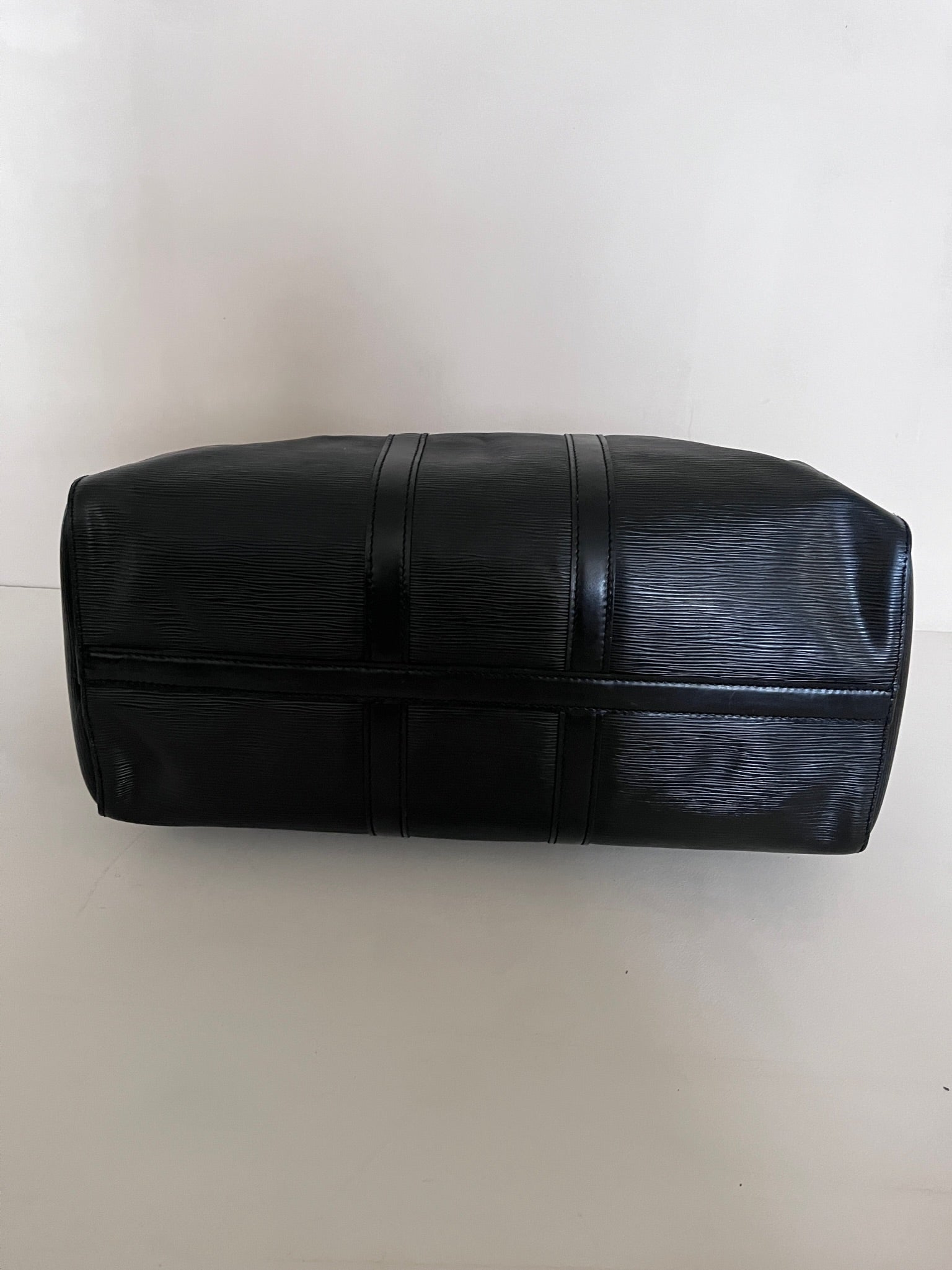 Unterseite dieser luxury secondhand Louis Vuitton Keppall 45 mit edlem Look in schwarz.