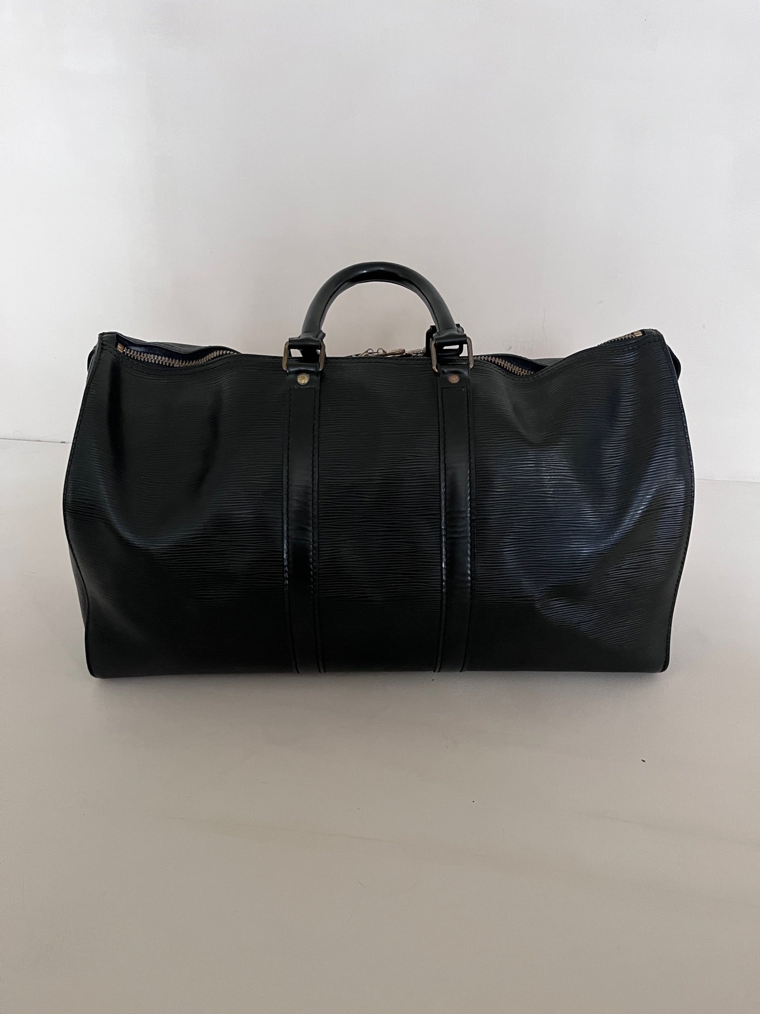 Gesamtansicht der schwarz secondhand Louis Vuitton Keppall 45 in Größe Large.