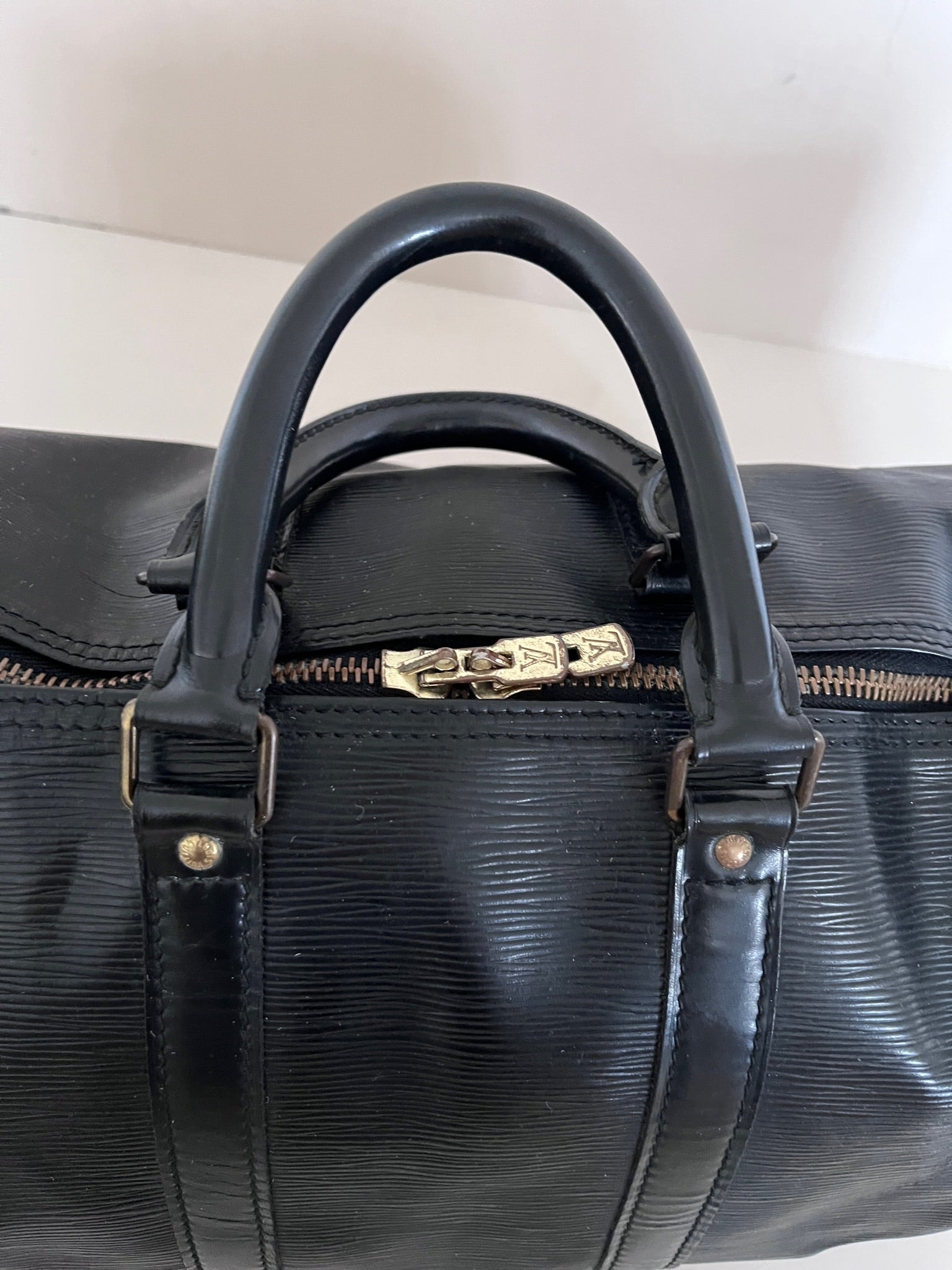 Metallelemente der Louis Vuitton Keppall 45 (schwarz), hochwertig verarbeitet.