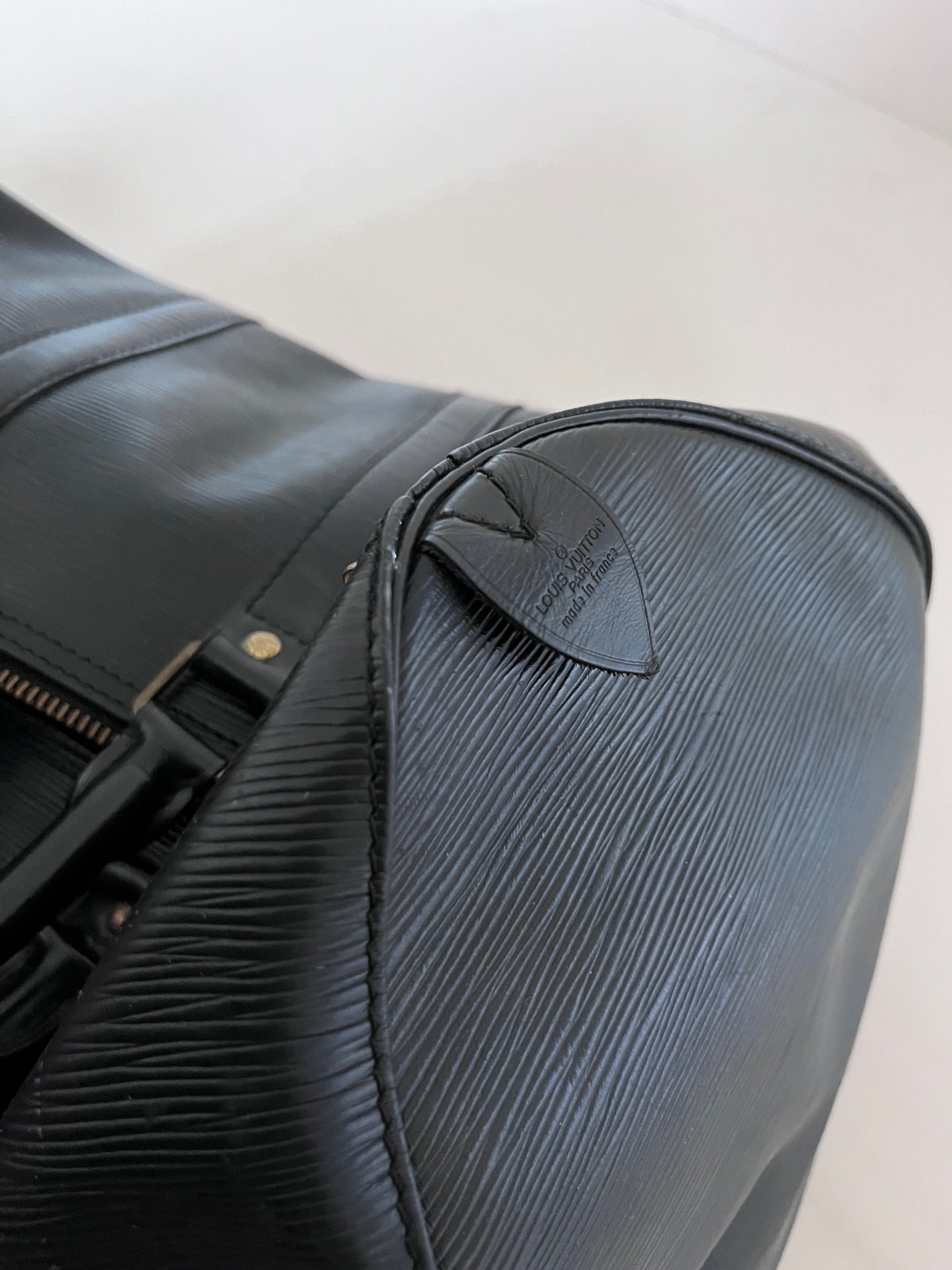 Detailaufnahme der Louis Vuitton Keppall 45, zeigt Struktur und Material in schwarz.