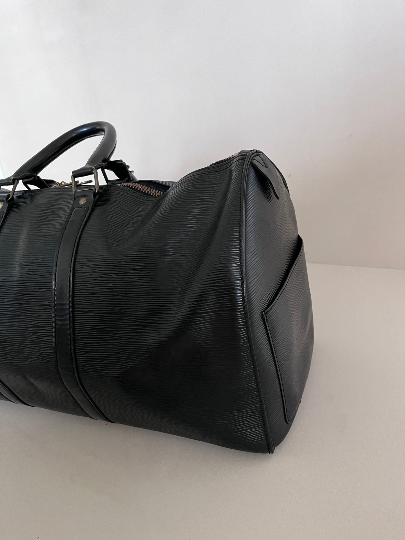 Seitliche Perspektive der secondhand Louis Vuitton Keppall 45, betont das elegante Profil.