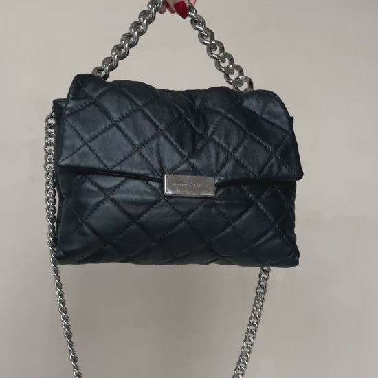 Gesamtdarstellung dieser stilvollen luxury secondhand Stella McCartney Crossbody (Allegra) (schwarz).