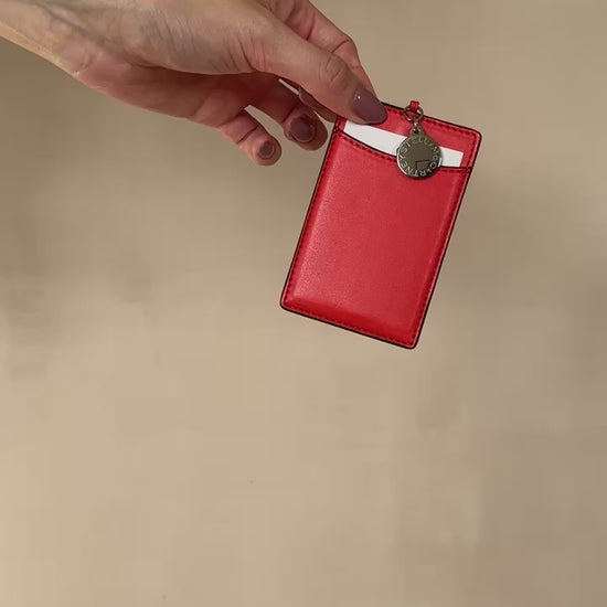 Gesamtdarstellung dieser stilvollen preloved Stella McCartney Kartenetui (rot).