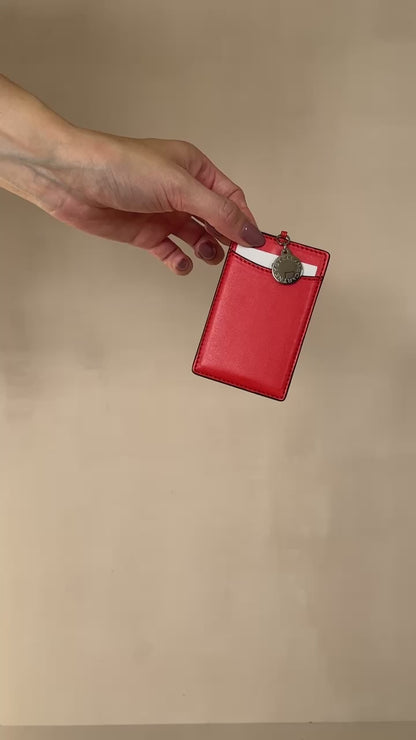 Gesamtdarstellung dieser stilvollen preloved Stella McCartney Kartenetui (rot).