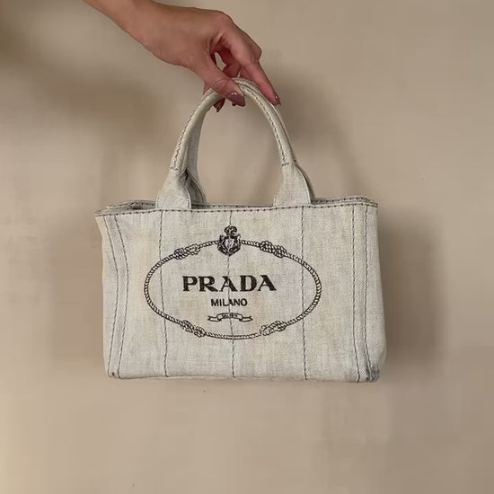 Komplette Ansicht der vintage Prada Canapa – luxuriöse Crossbody-Tasche in beige / creme.