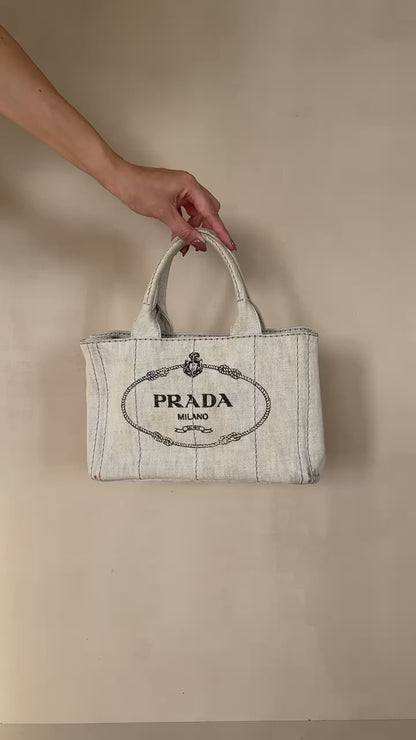Komplette Ansicht der vintage Prada Canapa – luxuriöse Crossbody-Tasche in beige / creme.