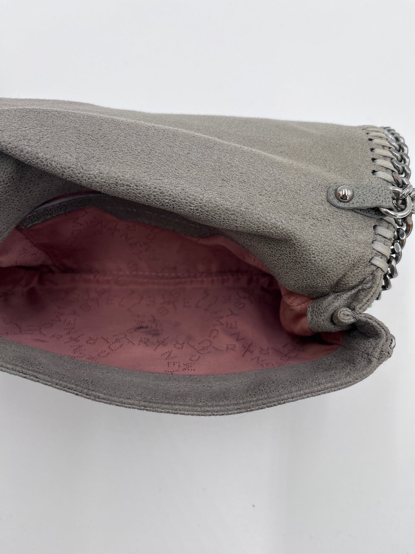 Innenraum dieser luxuriösen Stella McCartney Crossbody – Secondhand-Stil mit Klasse.