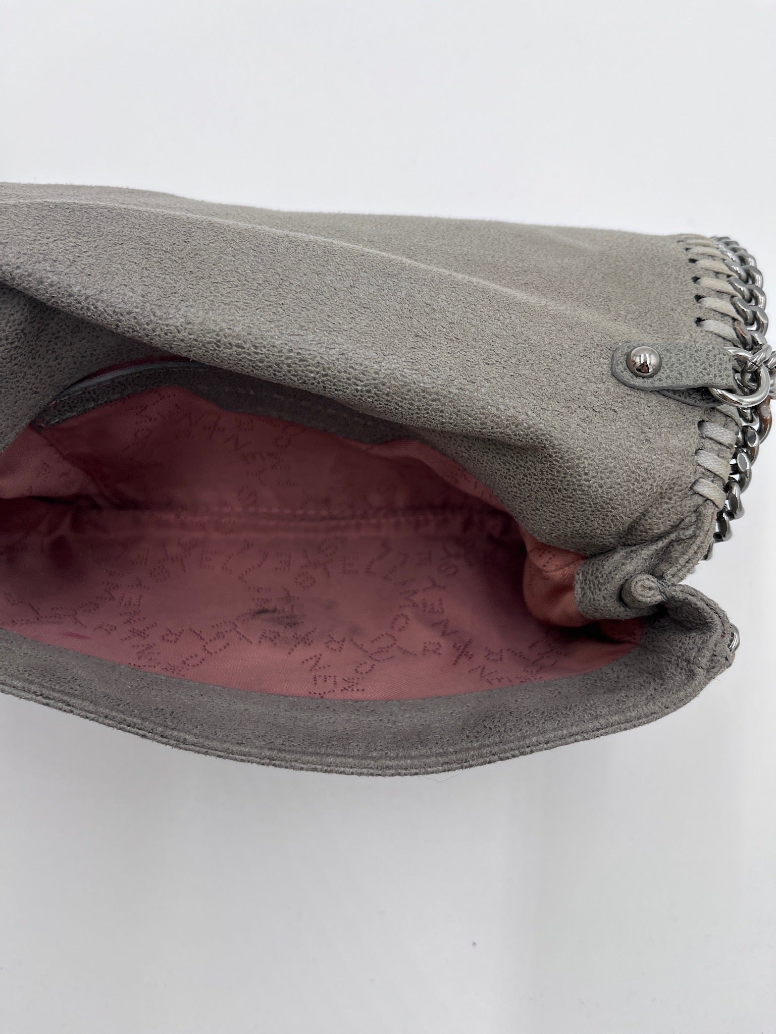 Innenraum dieser luxuriösen Stella McCartney Crossbody – Secondhand-Stil mit Klasse.