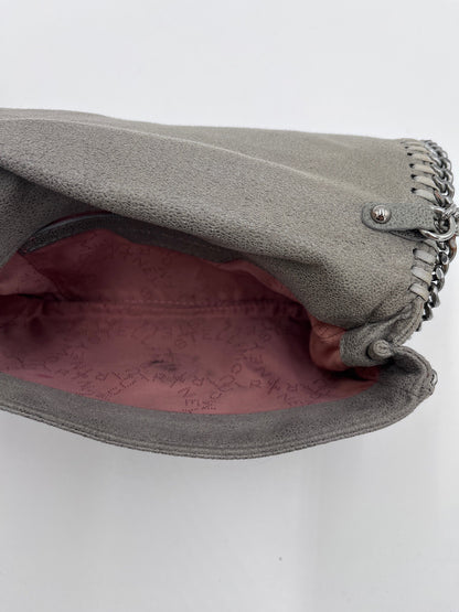Innenraum dieser luxuriösen Stella McCartney Crossbody – Secondhand-Stil mit Klasse.