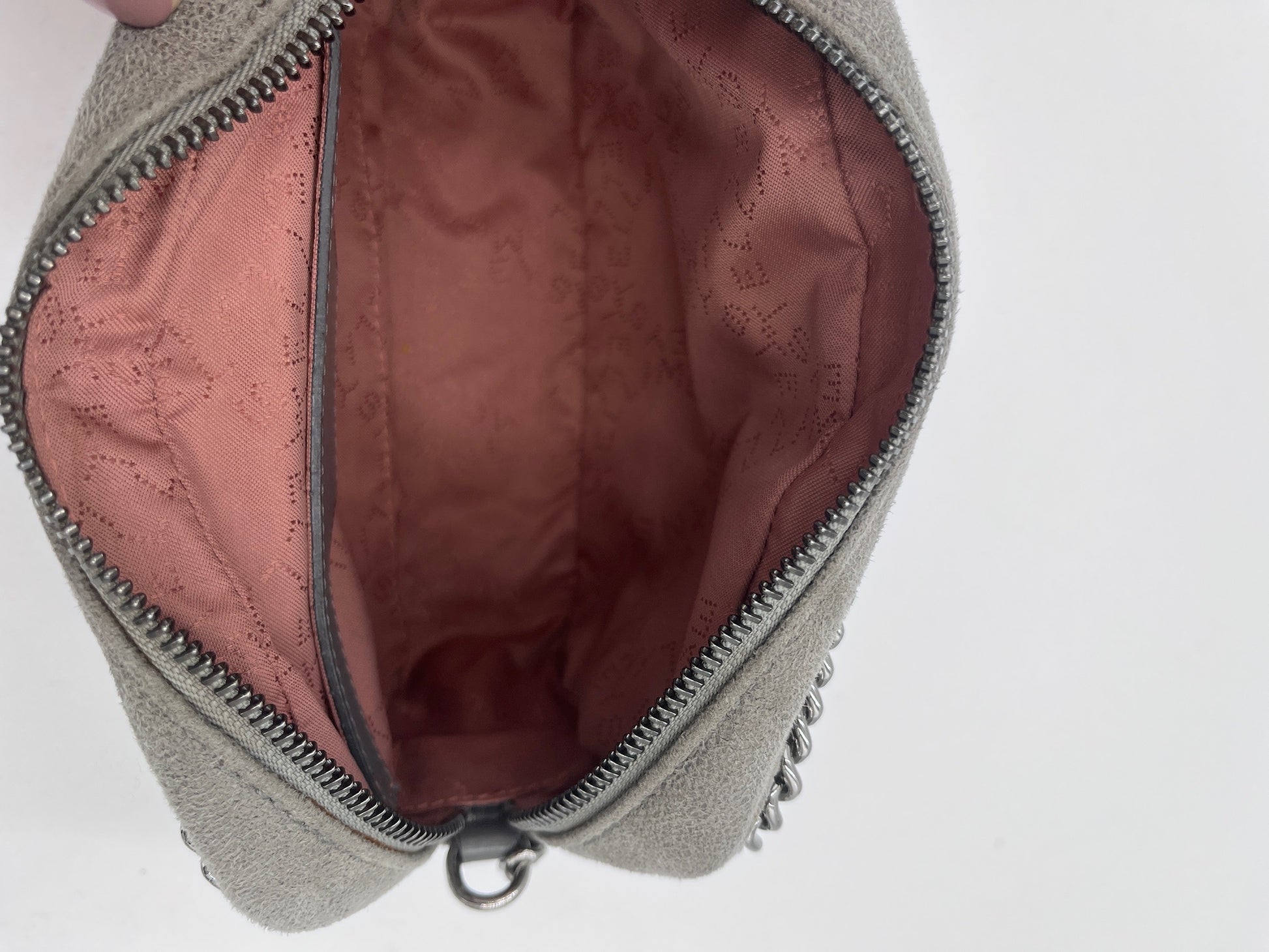 Hardware-Detailansicht der pre-owned Stella McCartney crossbody falabella – glänzend in Szene gesetzt.