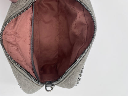 Hardware-Detailansicht der pre-owned Stella McCartney crossbody falabella – glänzend in Szene gesetzt.
