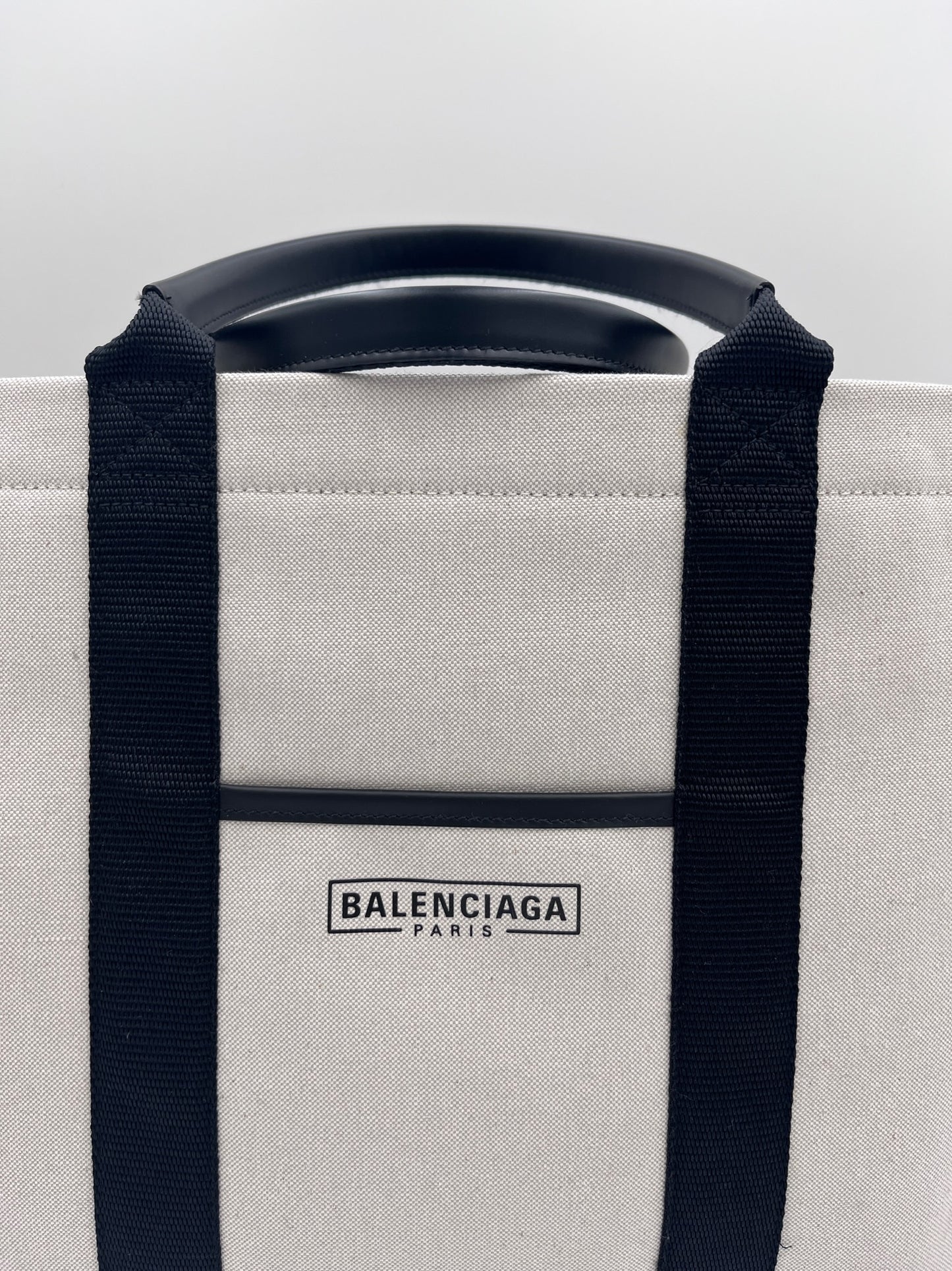 Detailansicht inkl Logo des Balenciaga Shooper Stoff Shopper, beige / creme Stoff
