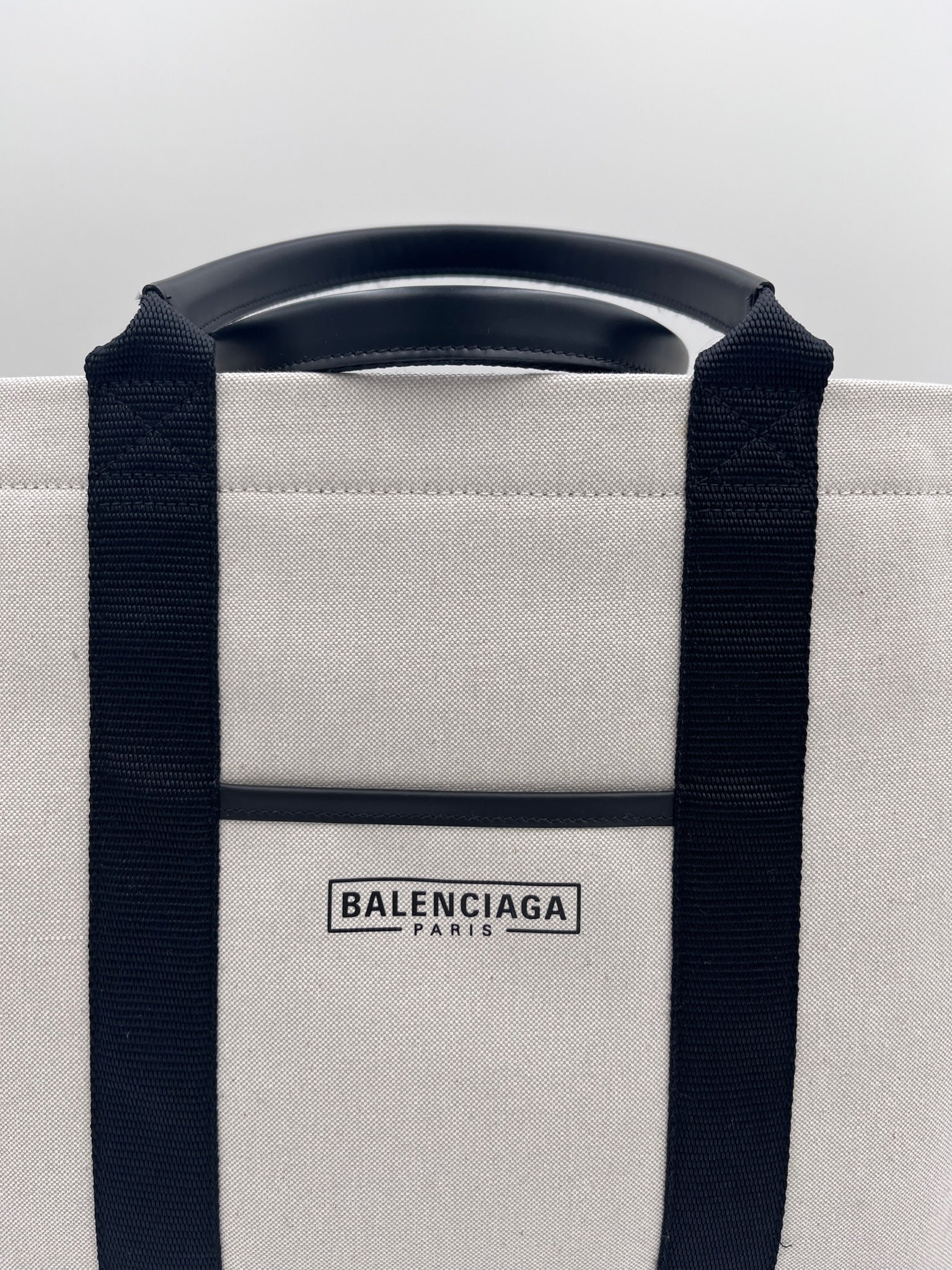 Detailansicht inkl Logo des Balenciaga Shooper Stoff Shopper, beige / creme Stoff