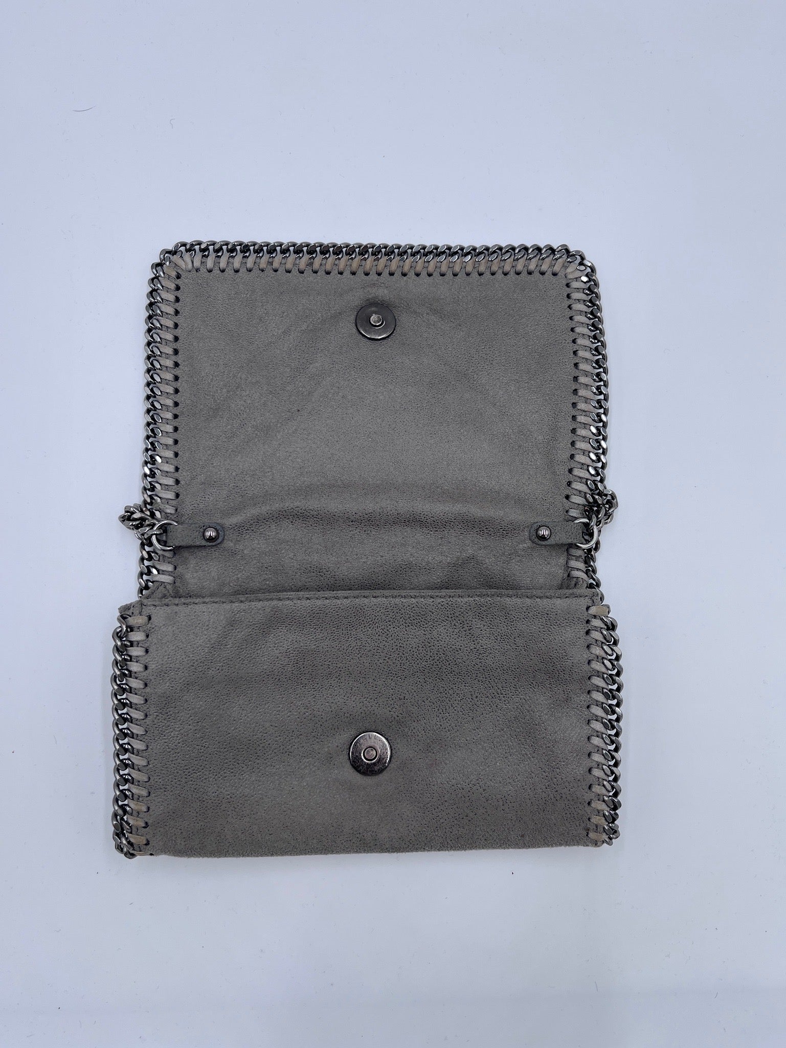 Nahaufnahme der vintage Stella McCartney crossbody – feinste Details in grau.