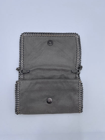 Nahaufnahme der vintage Stella McCartney crossbody – feinste Details in grau.