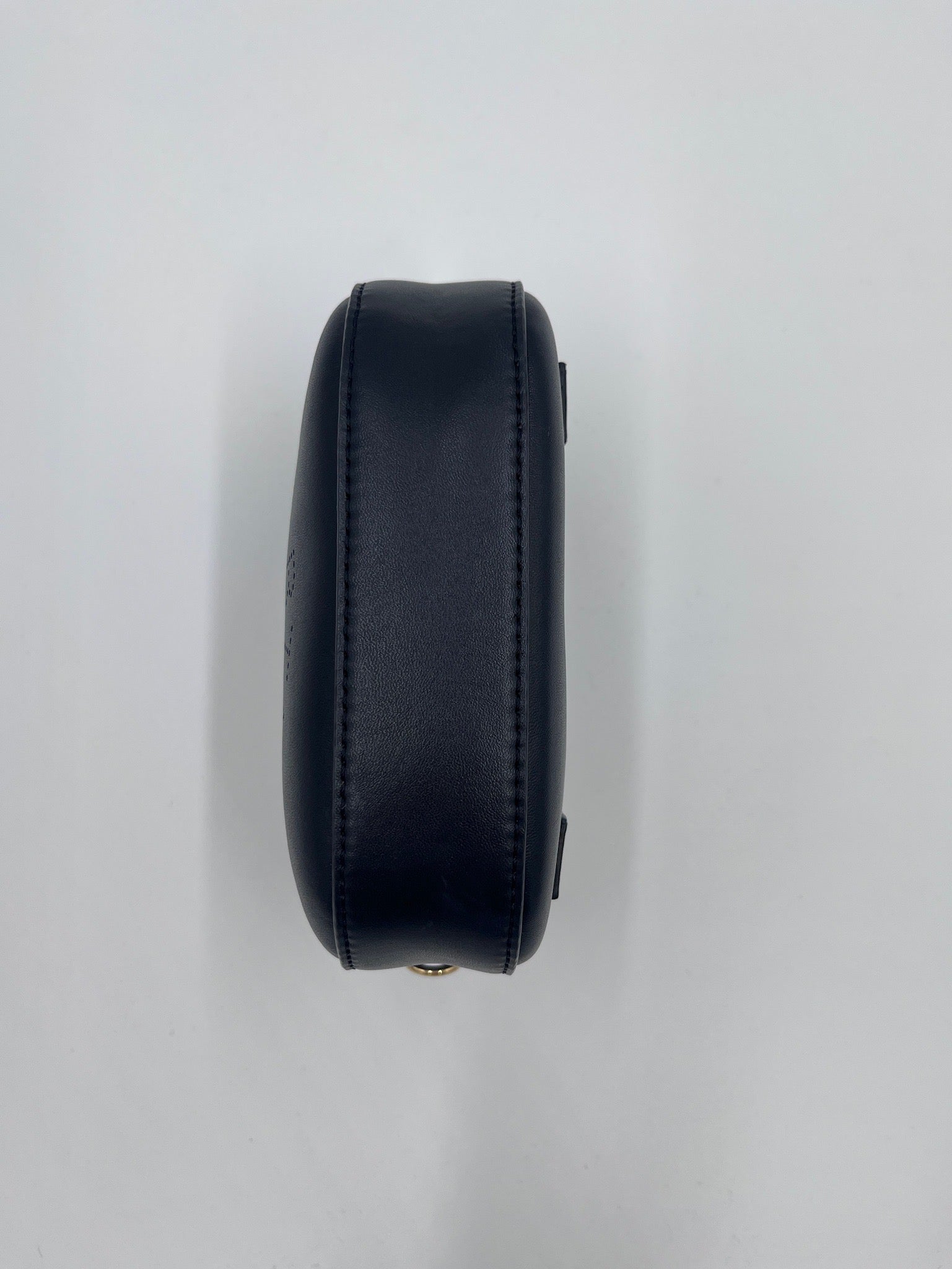 Bodenansicht der schwarz Stella McCartney Crossbody, Crossbody-Design.
