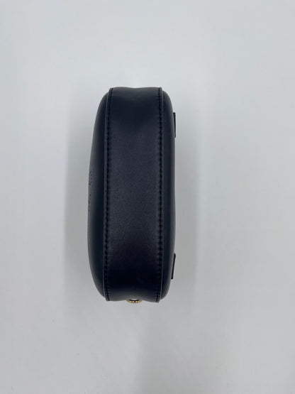 Bodenansicht der schwarz Stella McCartney Crossbody, Crossbody-Design.