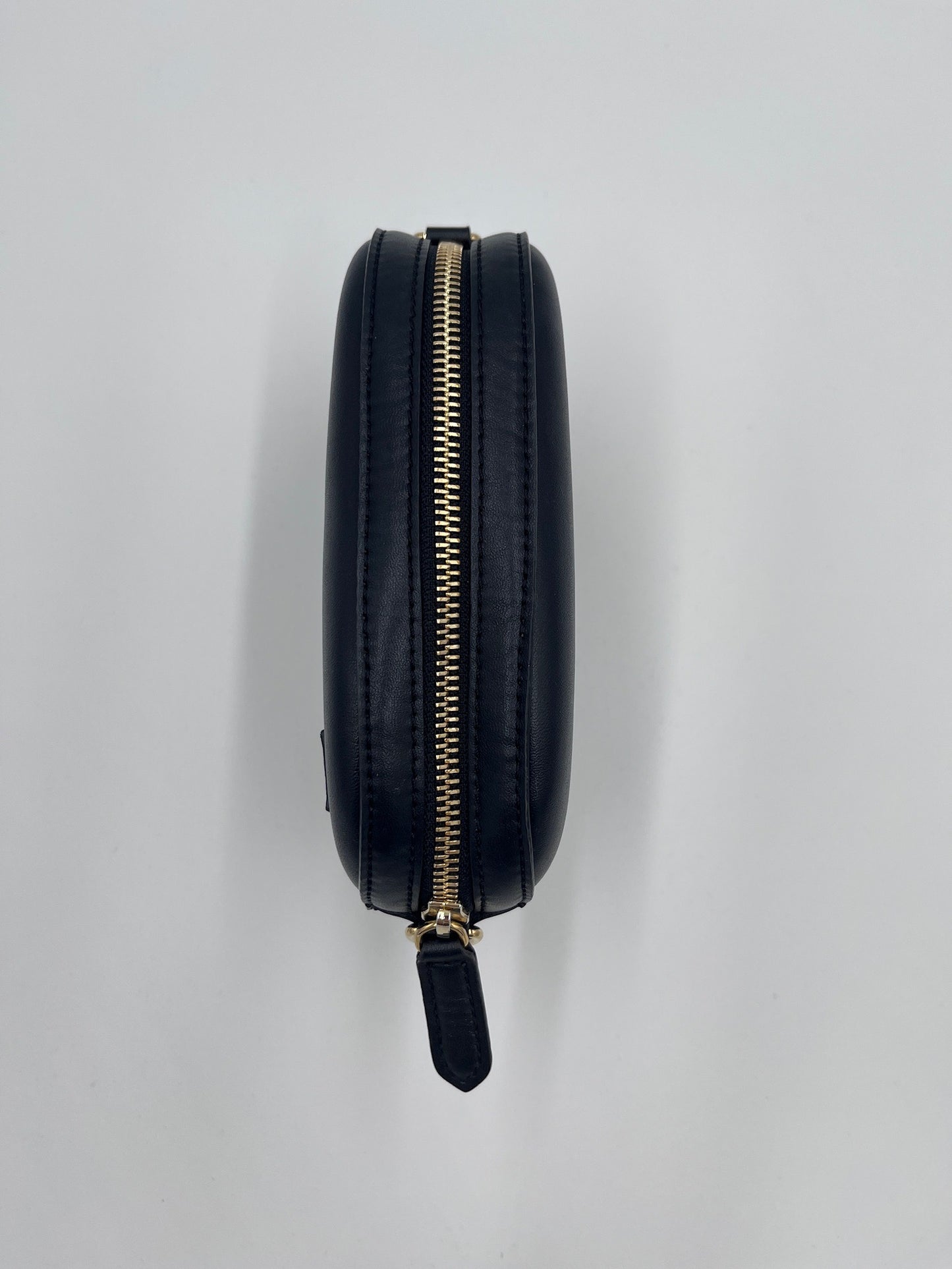 Metallelemente der Stella McCartney Crossbody (schwarz), hochwertig verarbeitet.