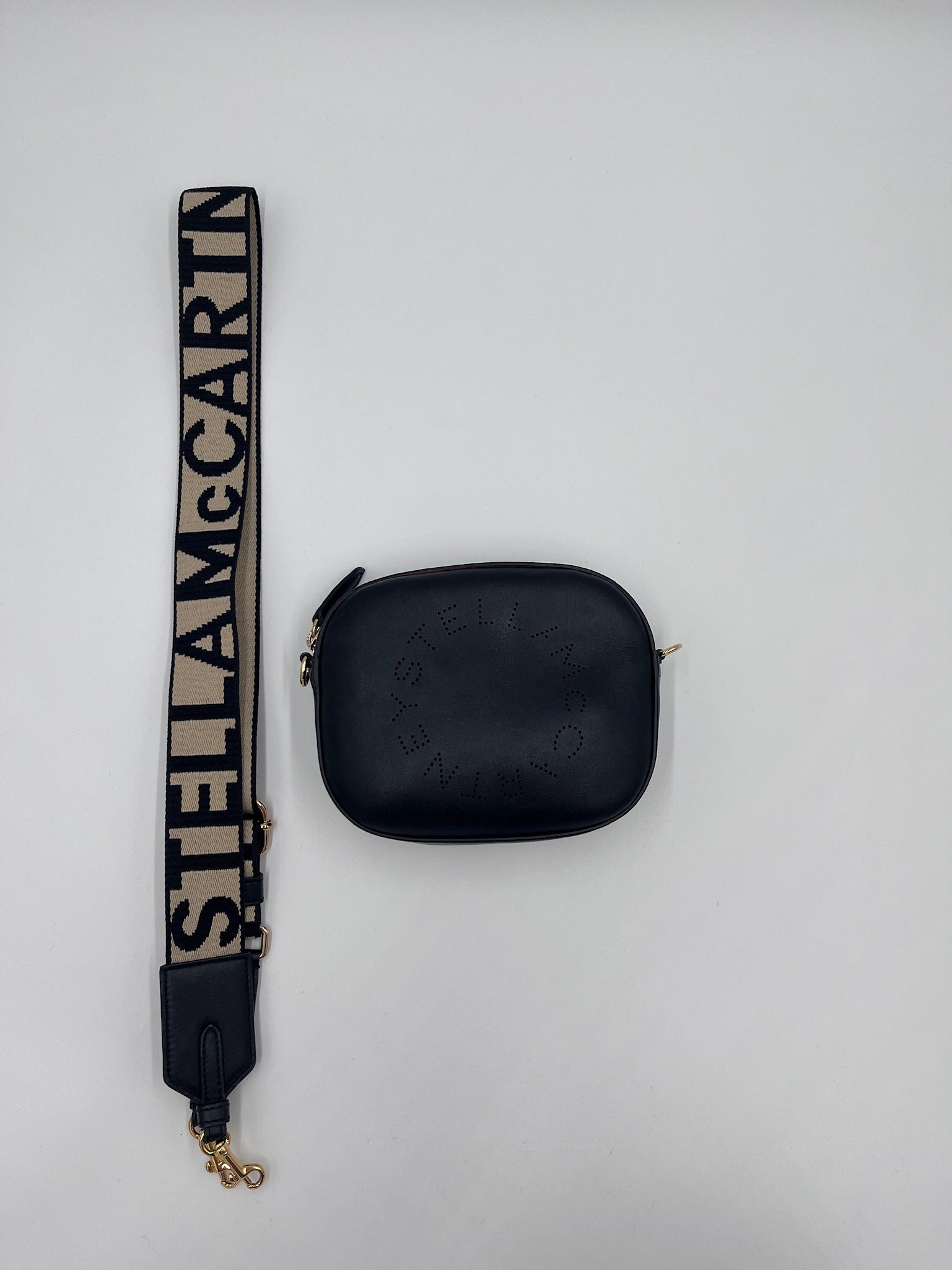 Komplette Ansicht der luxury secondhand Stella McCartney Crossbody – luxuriöse Crossbody-Tasche in schwarz.