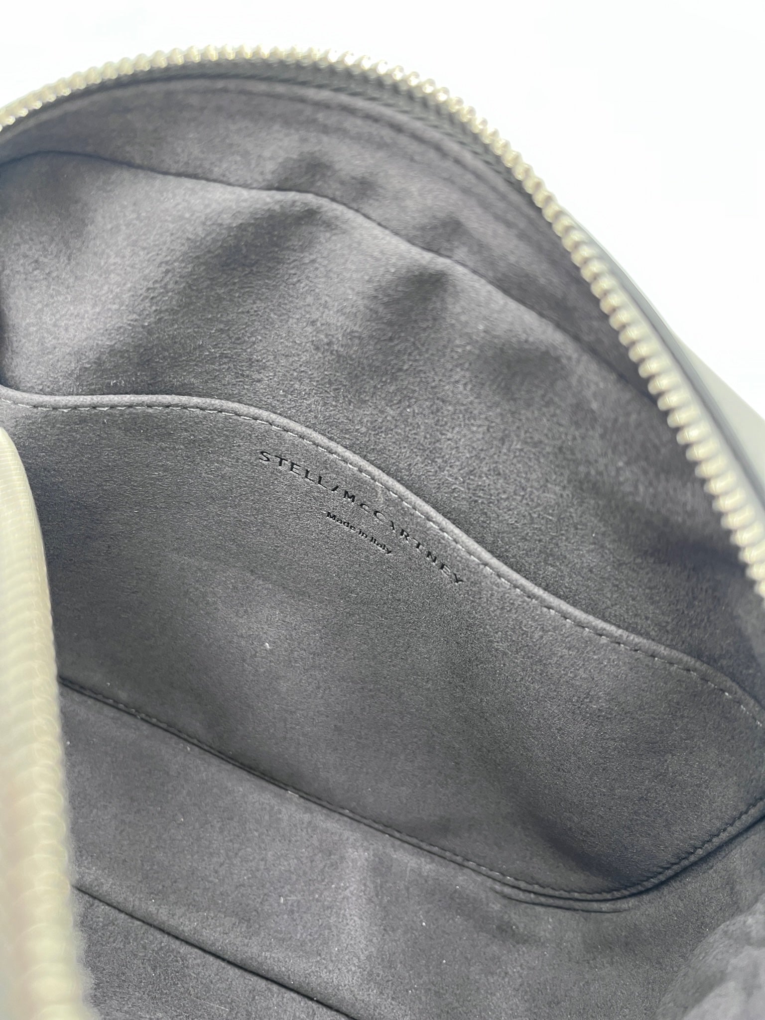 Innenraum dieser luxuriösen Stella McCartney crossbody – Secondhand-Stil mit Klasse.