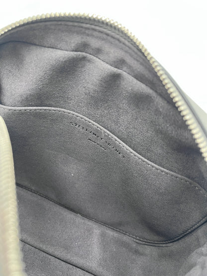 Innenraum dieser luxuriösen Stella McCartney crossbody – Secondhand-Stil mit Klasse.