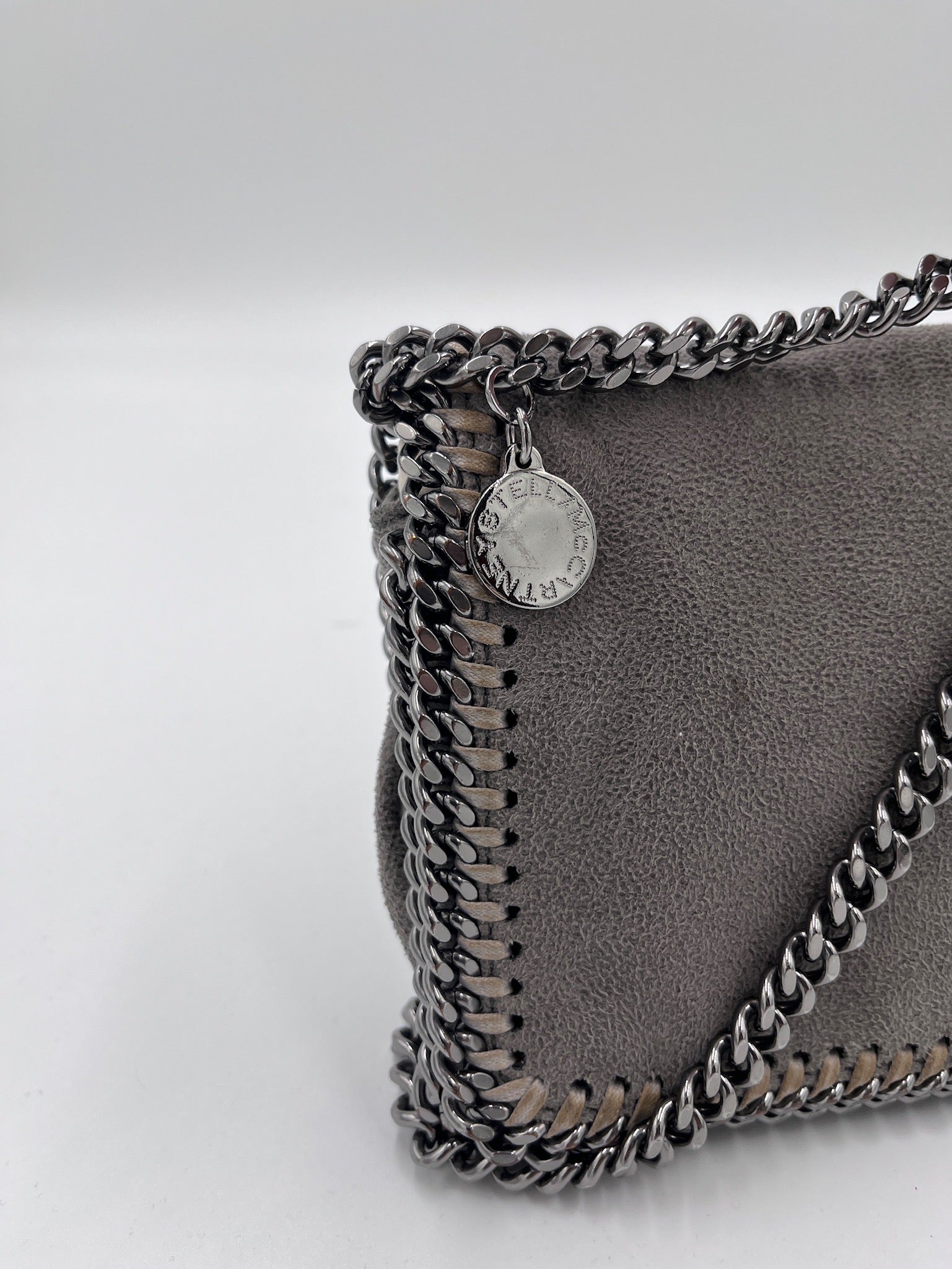 Metallelemente der Stella McCartney crossbody (grau), hochwertig verarbeitet.