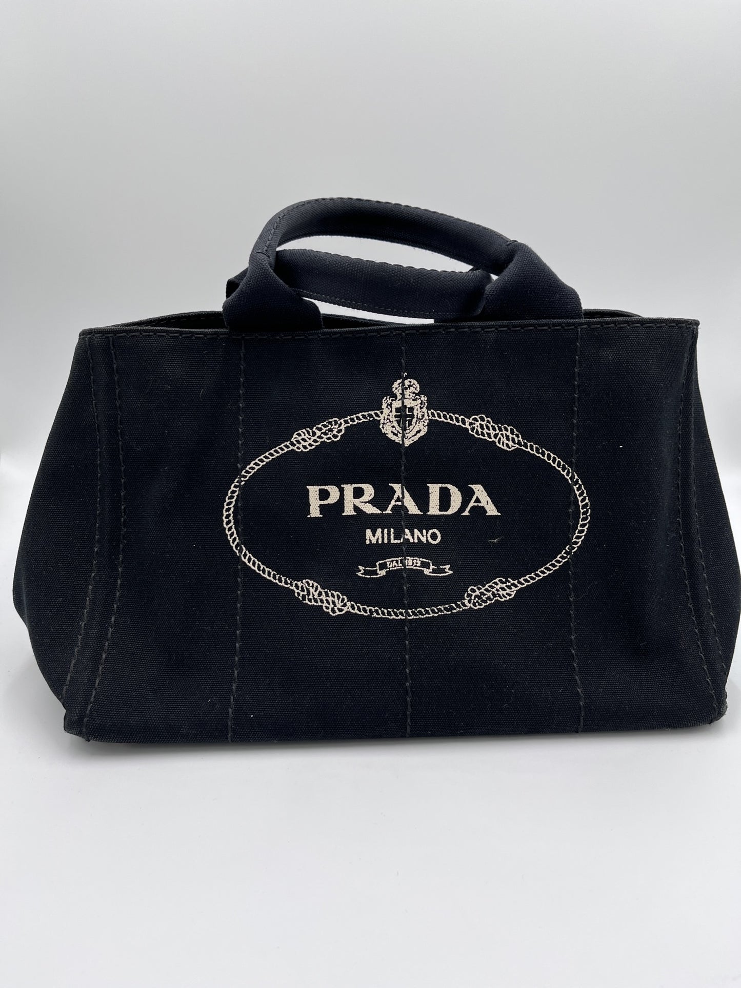 Gesamtdarstellung dieser stilvollen secondhand Prada Two Way Bag (schwarz).