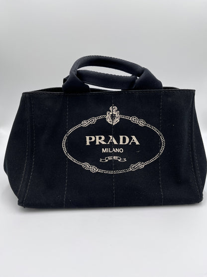 Gesamtdarstellung dieser stilvollen secondhand Prada Two Way Bag (schwarz).