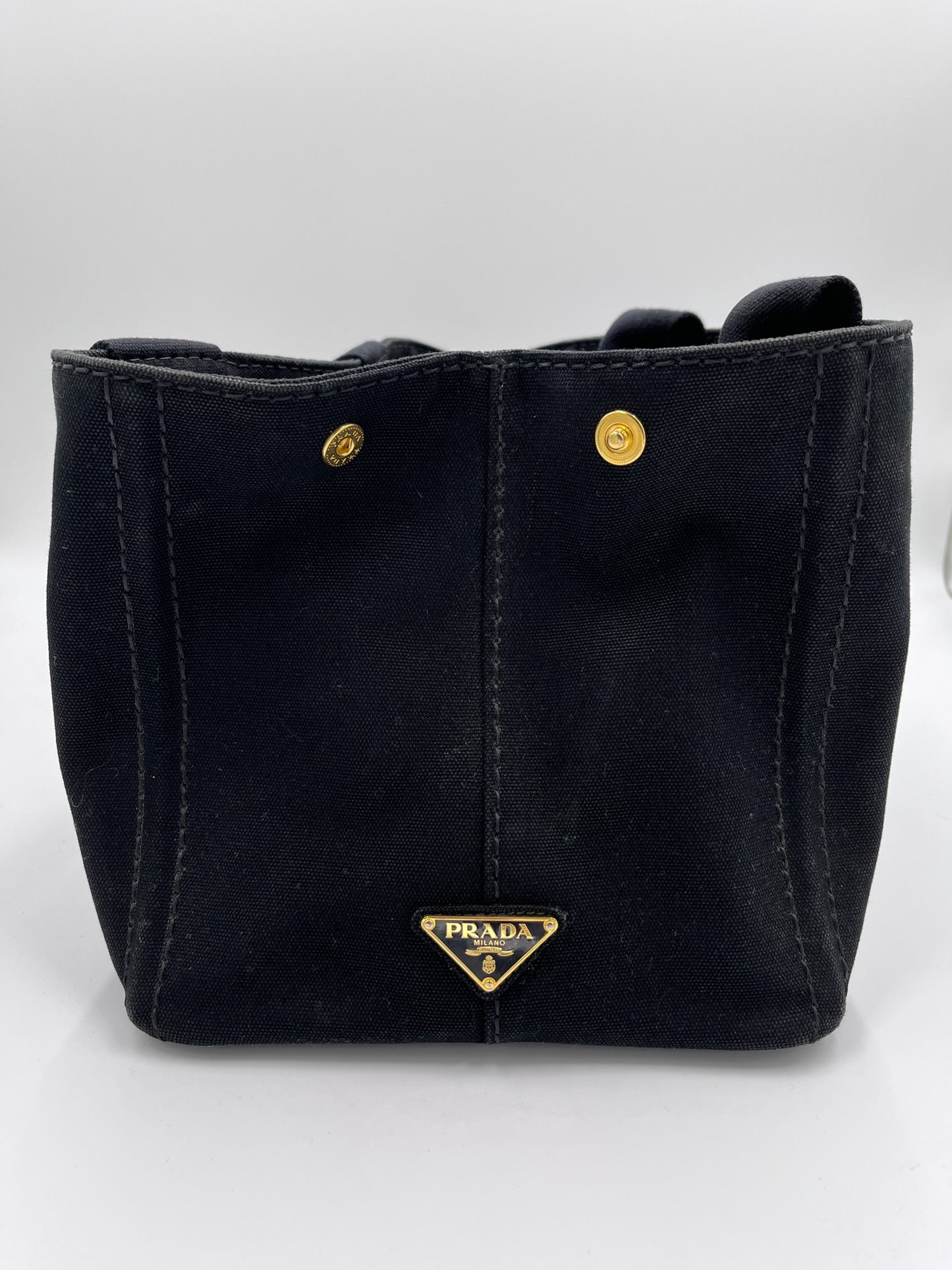 Detailaufnahme der Seitenansicht dieser schwarz secondhand tbd-Tasche.