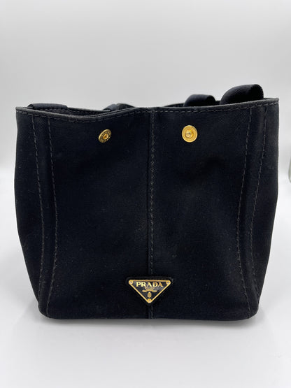 Detailaufnahme der Seitenansicht dieser schwarz secondhand tbd-Tasche.
