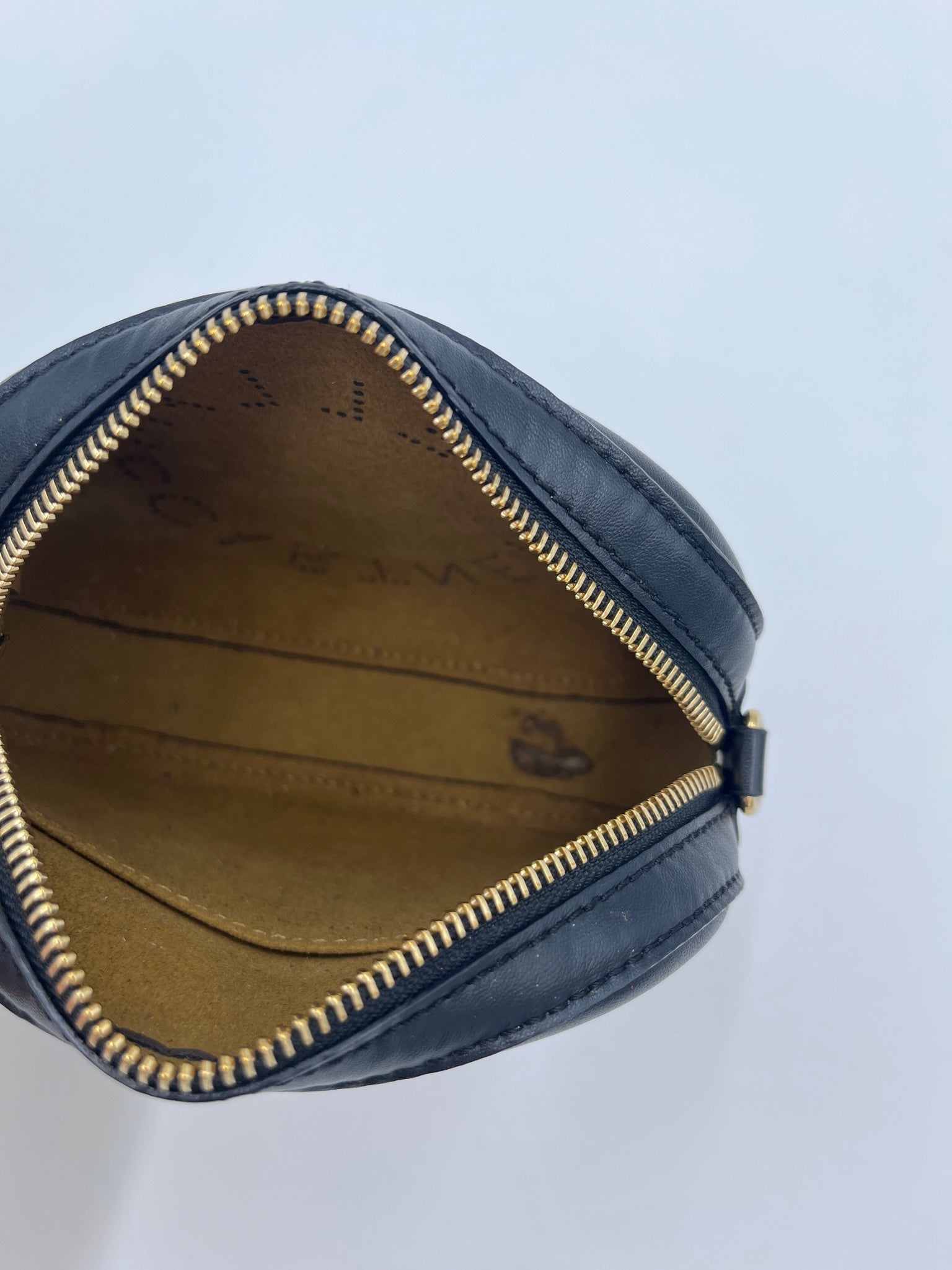 Innenraum dieser luxuriösen Stella McCartney Crossbody – Secondhand-Stil mit Klasse.