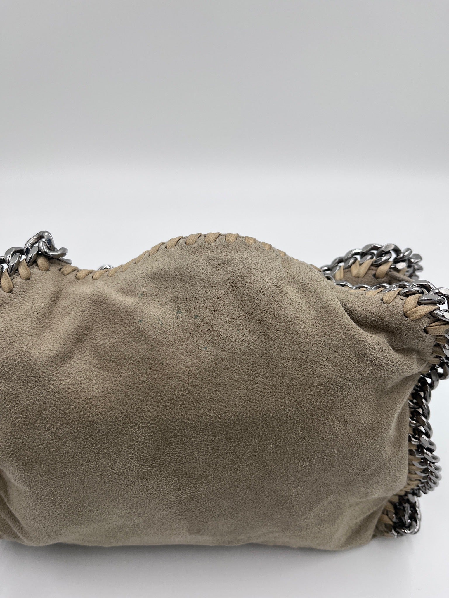 Detailansicht des Rückteils der Stella McCartney Falabella Mini (beige / creme).