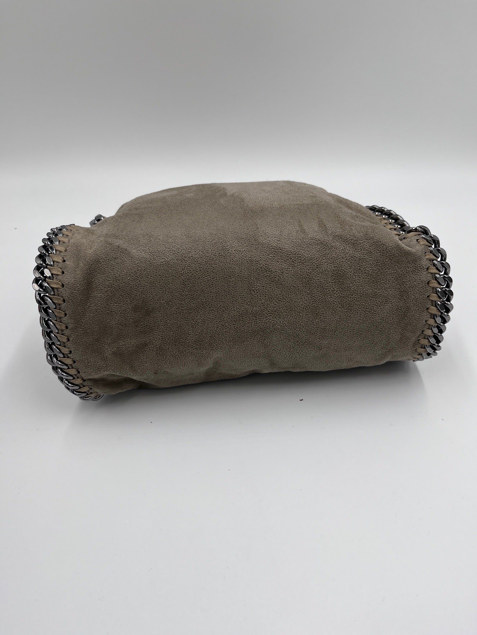 Taschenboden der secondhand Stella McCartney Falabella Mini – robuste Basis in beige / creme.