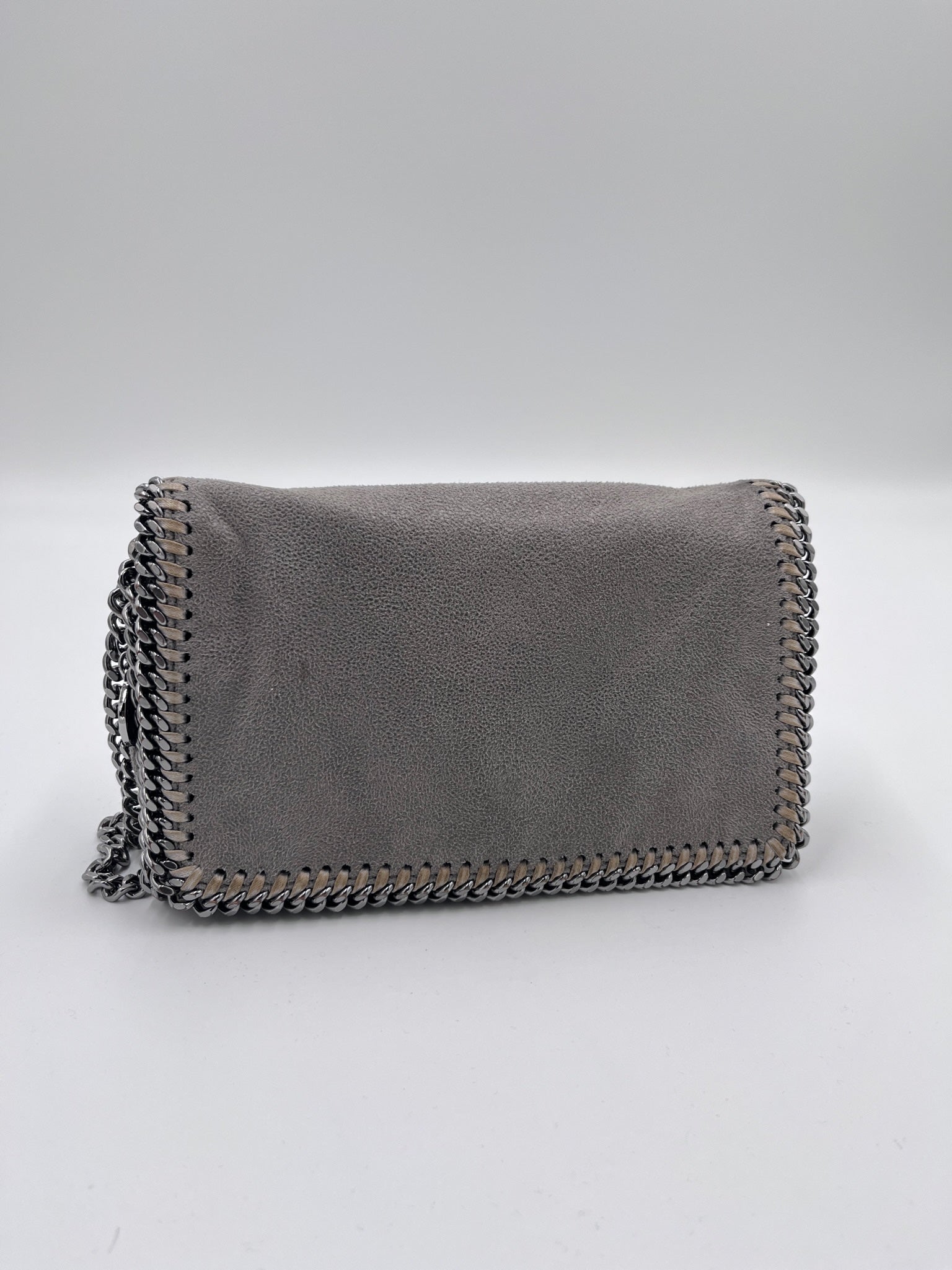 Komplette Ansicht der luxury secondhand Stella McCartney crossbody – luxuriöse Crossbody-Tasche in grau.