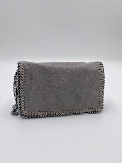 Komplette Ansicht der luxury secondhand Stella McCartney crossbody – luxuriöse Crossbody-Tasche in grau.