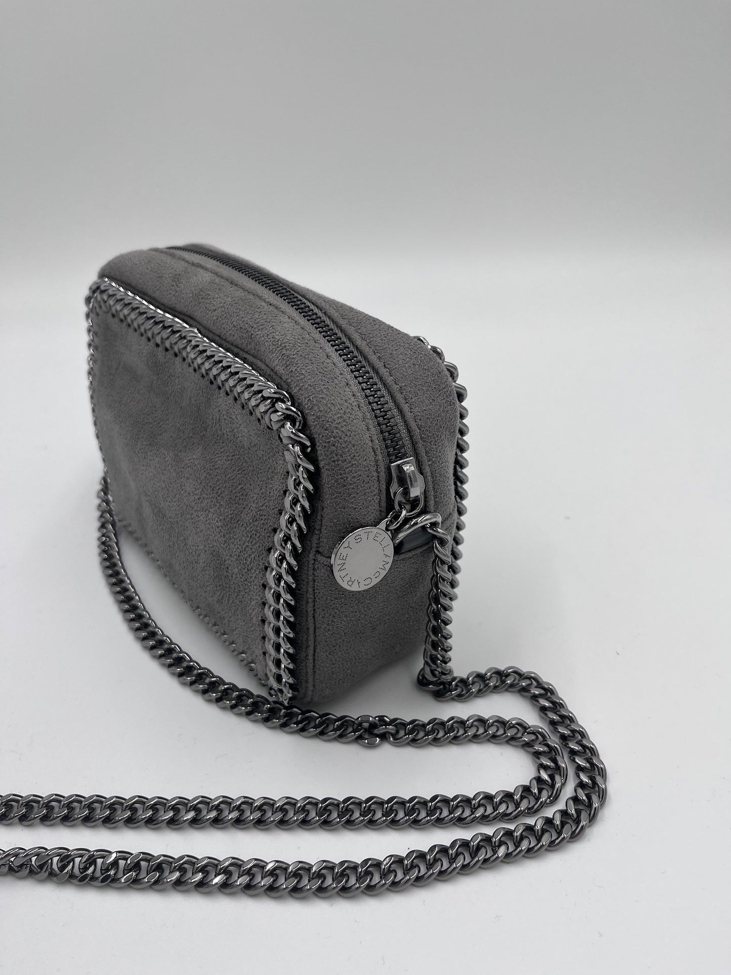 Detailaufnahme der Seitenansicht dieser grau preloved Crossbody-Tasche.