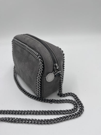 Detailaufnahme der Seitenansicht dieser grau preloved Crossbody-Tasche.