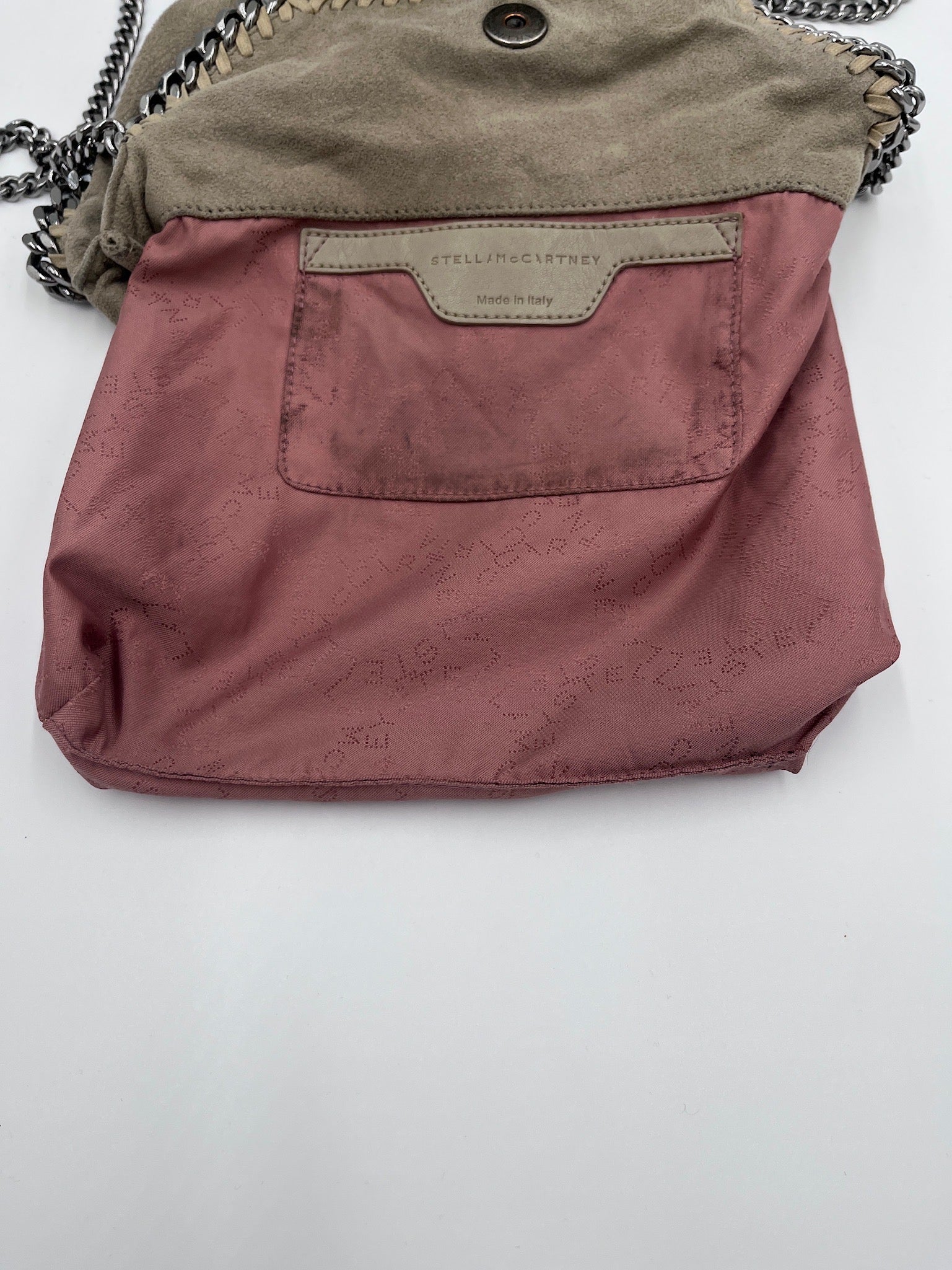 Innenansicht der preloved Stella McCartney Falabella Mini in beige / creme – organisiert und stilvoll.