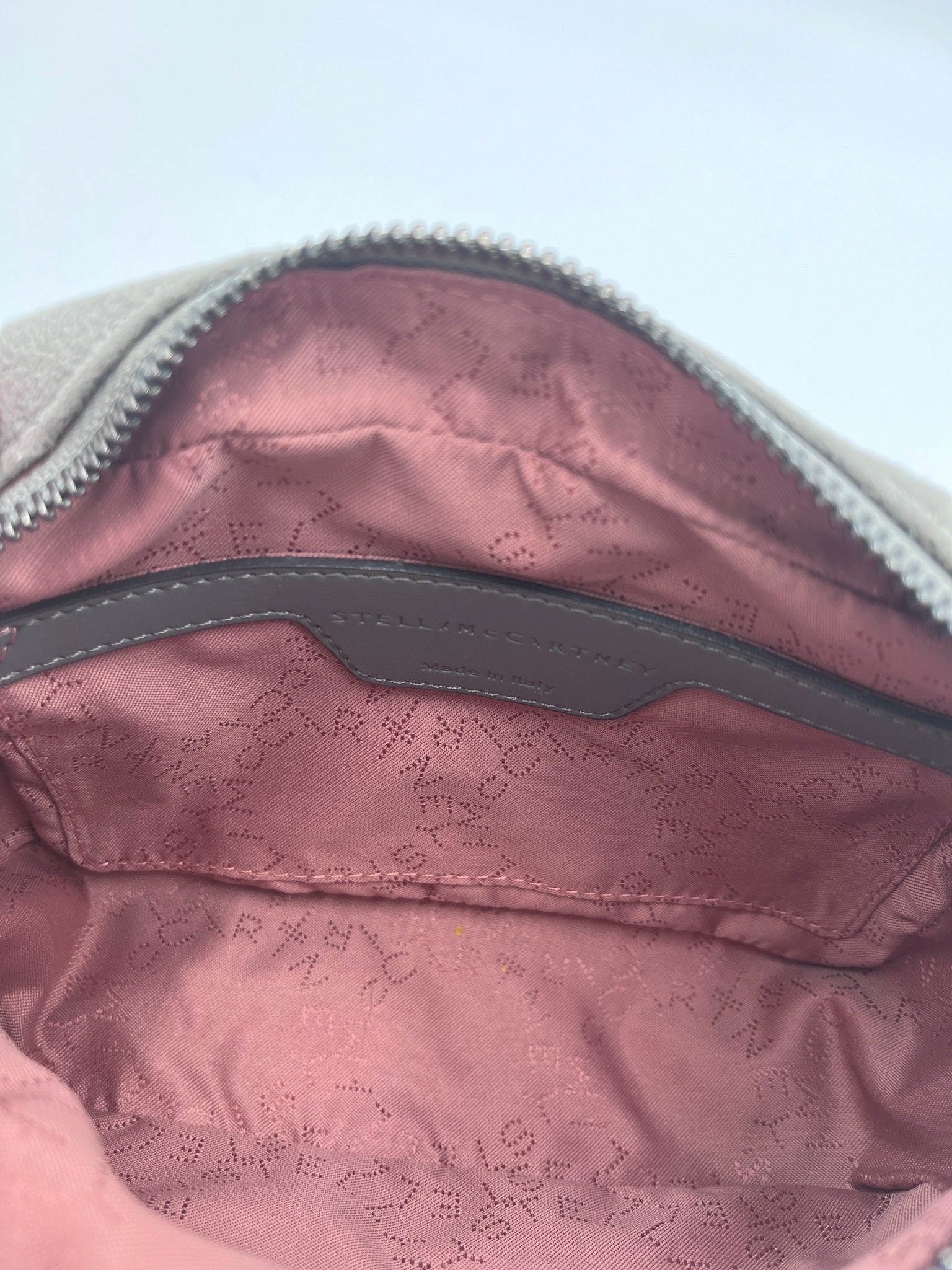 Innenraum dieser luxuriösen Stella McCartney crossbody falabella – Secondhand-Stil mit Klasse.