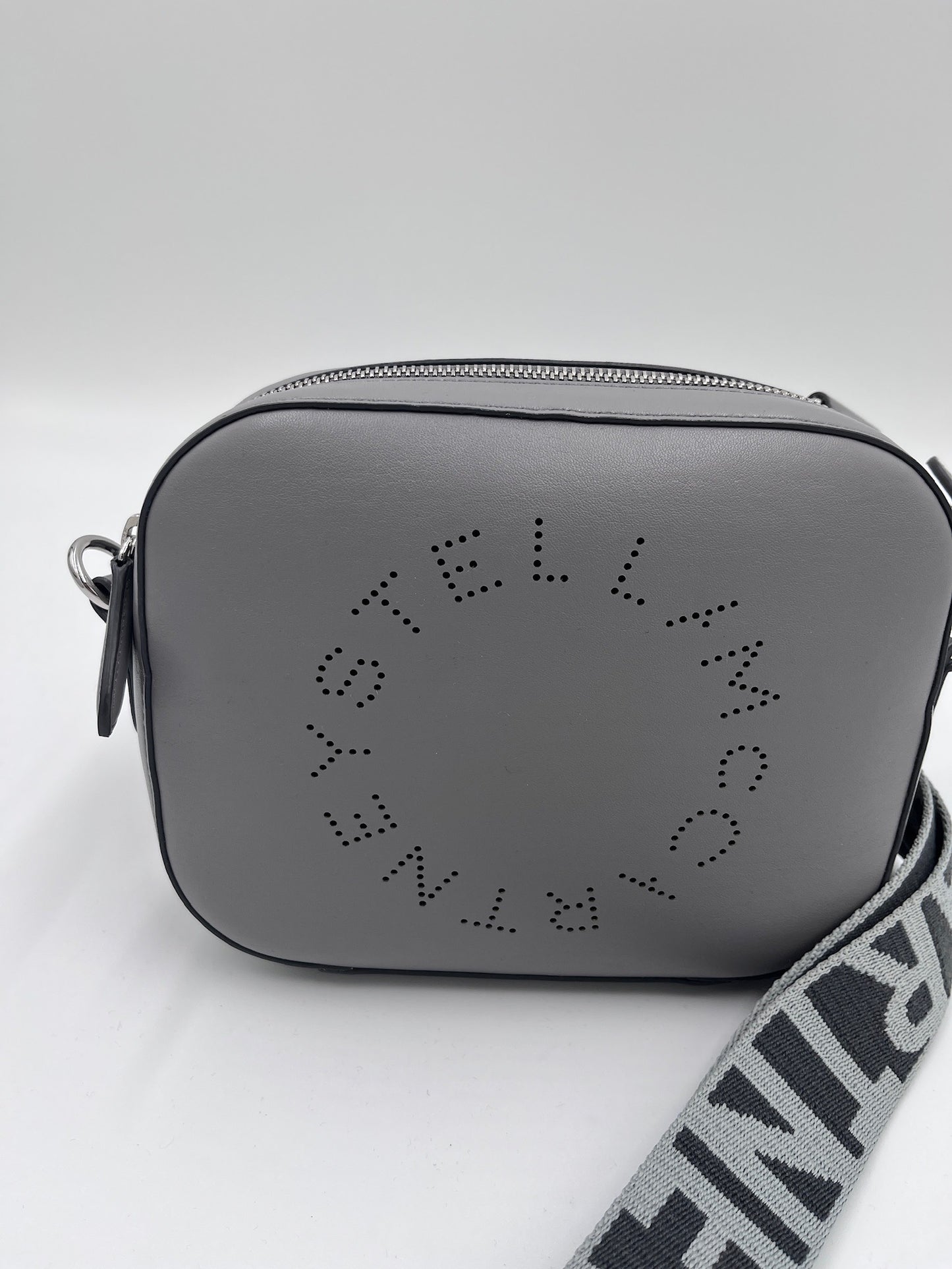 Nahaufnahme der vintage Stella McCartney crossbody – feinste Details in grau.