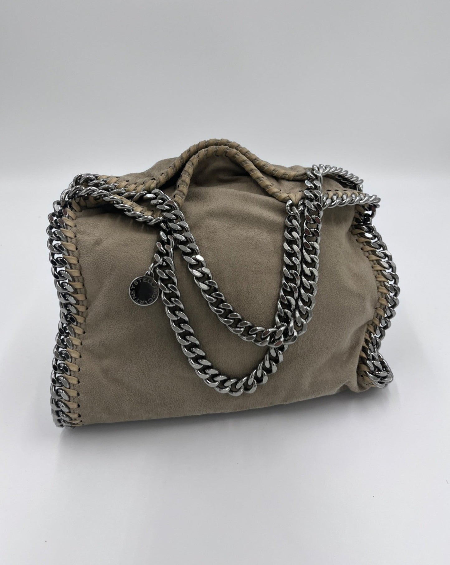 Gesamtansicht der beige / creme preloved Stella McCartney Falabella Mini in Größe Medium.