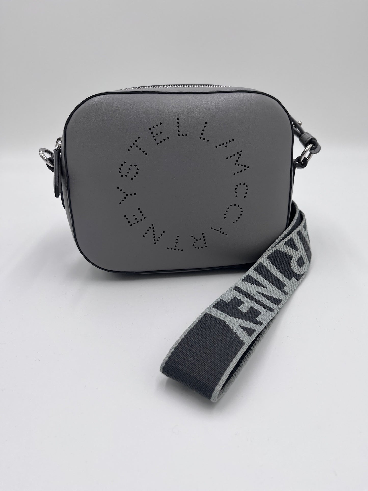 Komplette Ansicht der luxury secondhand Stella McCartney crossbody – luxuriöse Crossbody-Tasche in grau.