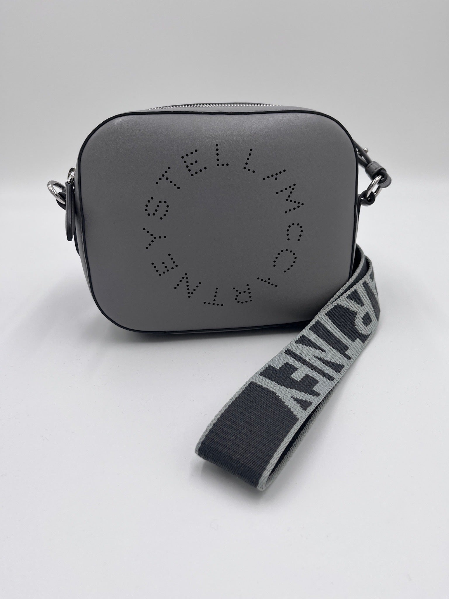 Komplette Ansicht der luxury secondhand Stella McCartney crossbody – luxuriöse Crossbody-Tasche in grau.