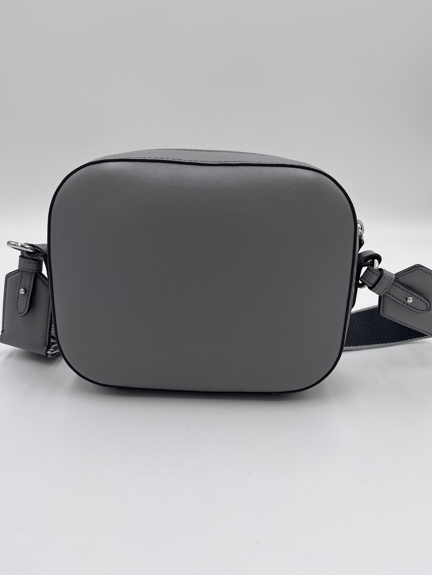 Rückseite der grau vintage Stella McCartney crossbody – klassisch & zeitlos.