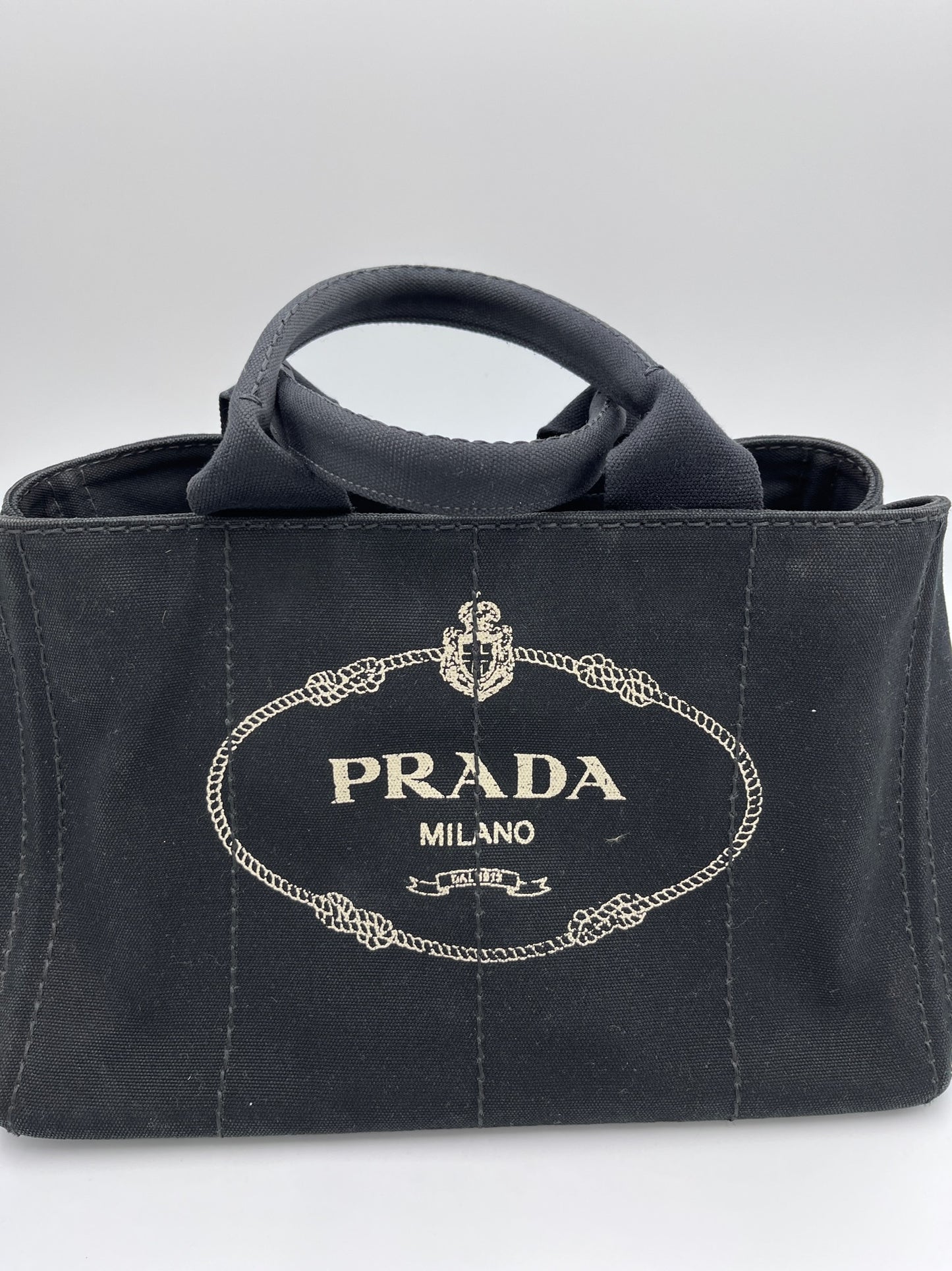 Exklusive Ansicht von Details der vintage Prada Two Way Bag (tbd).